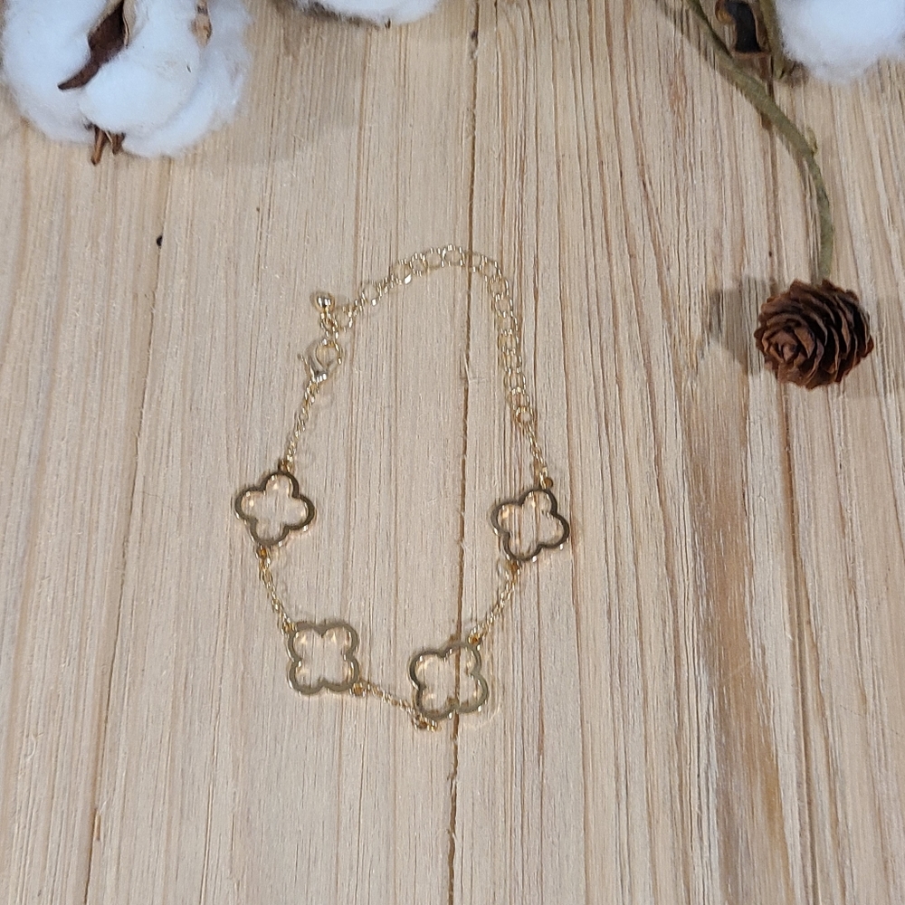 🍀🍀NEW🍀🍀BEAUTIFUL!! HOLLOW CLOVER Bracelet in GOLD Plating - Picture 9 of 15